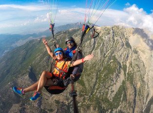 Take to the skies with a paragliding experience