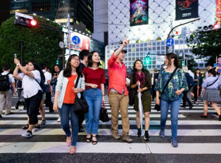 Take a tour in Shibuya Crossing