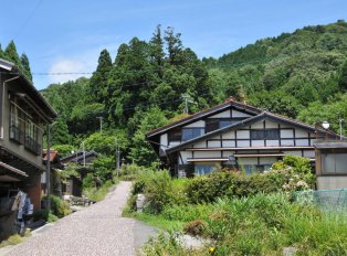 Explore the post-town Tsumago