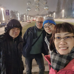 Atomic Bonds at the Atomium