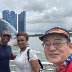 A Moment by the Merlion: Capturing Memories in Singapore