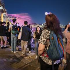 People watch the Banpo Bridge Rainbow Fountain show in Seoul at night.