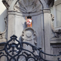 A splash of color brightens an iconic Brussels fountain.