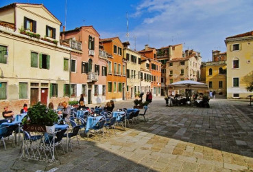 Tourists and locals enjoying al fresco dining in Venice 