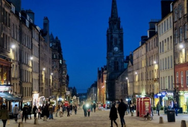 Tourists exploring Edinburgh at night 