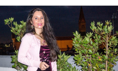 Tourist posing in front of an attraction while on a night tour of Florence