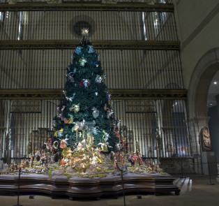 Be in awe of the Met Museum Christmas Tree