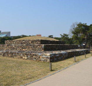 Seok chon Baek je Tomb