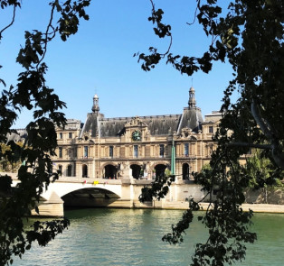 Rent An Electrical Boat On The Bassin de la Villette