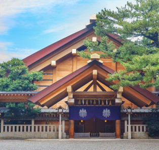 Visit the Atsuta Shrine