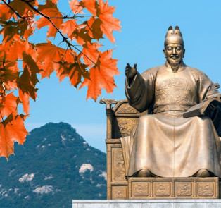 Uncover the history in Gwanghwamun Square