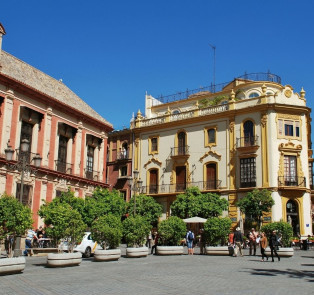 Stroll through Barrio Santa Cruz