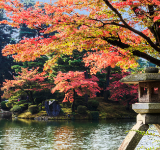 Kenroku-en Garden with Kasumi pond in the background