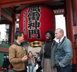 Tour guide with guests at Fushimi Inari Shrine