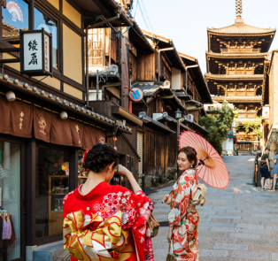 Two women wearing kimono's in Kawagoe