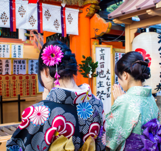 Women wearing kimono's in Geisha District