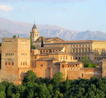 tourist attraction,palace,castle,historic site,medieval architecture