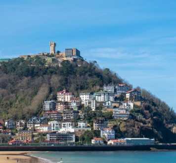 horizon,coast,coastal and oceanic landforms,sea,tourist attraction,headland,ocean,promontory,bay,resort town