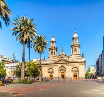 city,urban area,public space,landmark,town,street,pedestrian,church,tourist attraction,place of worship,metropolitan area,finial,travel,dome,town square,metropolis,plaza,palm trees,basilica,byzantine architecture,vacation,street light