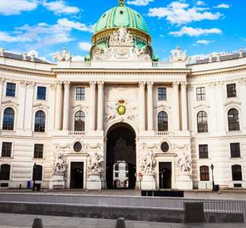 landmark,arch,dome,palace,tourist attraction,classical architecture,official residence