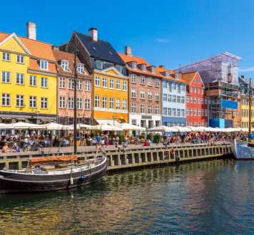 water,building,boat,city,town,watercraft,channel,tourist attraction,boats and boating--equipment and supplies,mixed-use,travel,canal,reflection,harbor,naval architecture