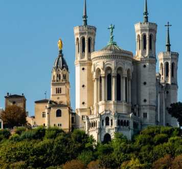 landmark,finial,tower,place of worship,tourist attraction,dome,spire,church,medieval architecture,historic site,classical architecture,castle,turret,steeple,byzantine architecture,basilica,religious institute