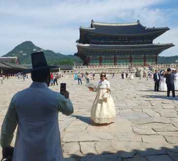 Capturing a joyful moment in Seoul's historic heart.