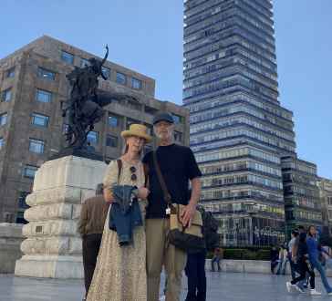 Enjoying a sunny day beneath Mexico City's iconic skyline.
