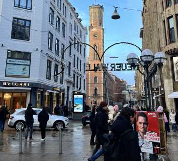 Strolling Through Elegant Streets: A Winter Day in the Heart of the City