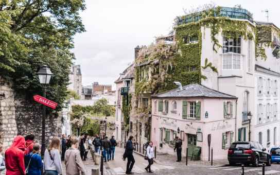 Montmartre Through Local Eyes: An Artistic Paris Stroll