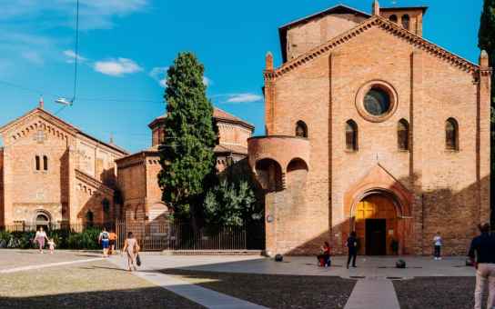 Your Perfect First Day in Bologna: Porticoes, Markets & Local Flow