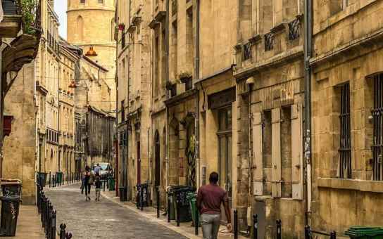 Essential Bordeaux: Where Famous Sights Meet Hidden Local Secrets.
