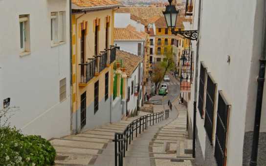 Essential Granada: Famous Sights & Local Secrets