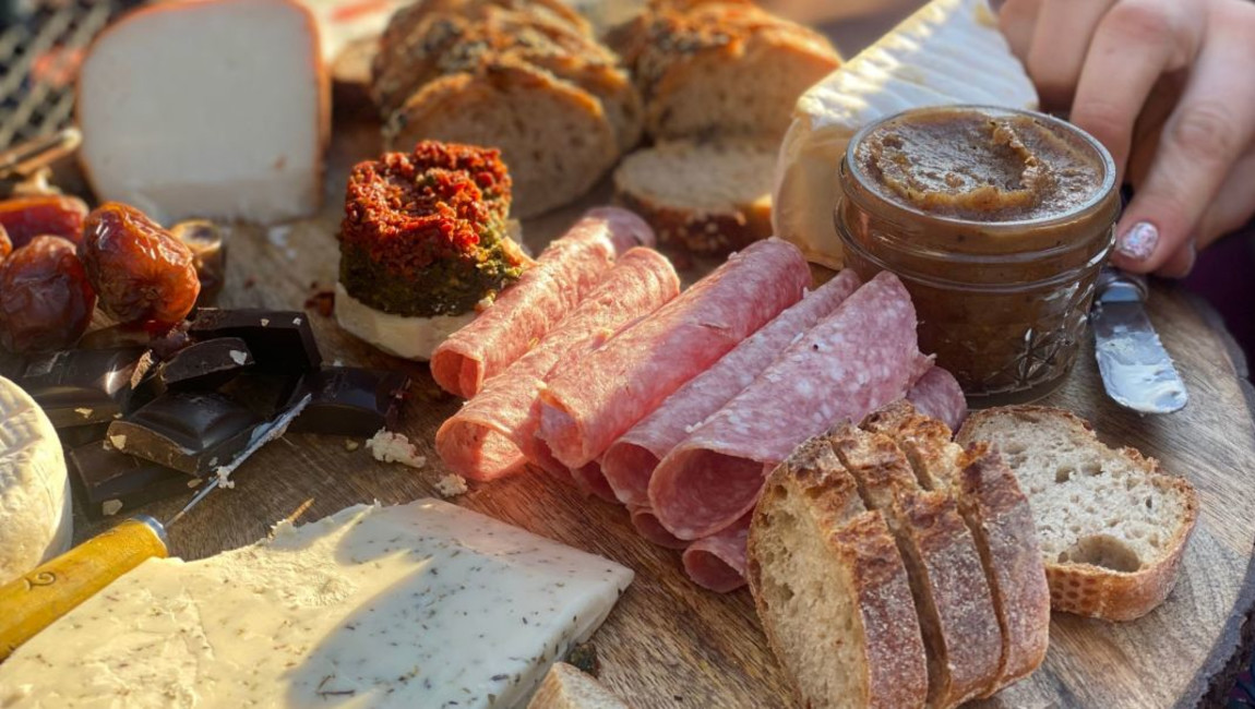 food,ingredient,tableware,bread,meat,salumi,finger food,cheese,salami,salchichón,fuet,rye bread,breakfast,fast food,delicacy,mettwurst
