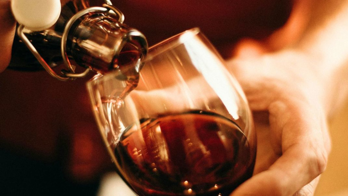 stemware,alcoholic drink,drinkware,tableware,dessert wine,wine glass,alcohol,liquid,barware,liquor,glass,wine,champagne glass,wine tasting,red wine,sherry,brandy,port wine