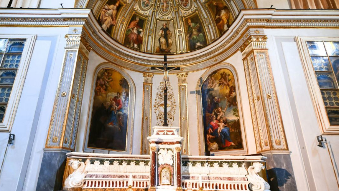 interior design,religious institute,holy places,ceiling,place of worship,church,lighting,chapel,hall,glass,molding,byzantine architecture,cathedral,shrine,temple,medieval architecture,religious item,parish,classical architecture,basilica,bench,varnish