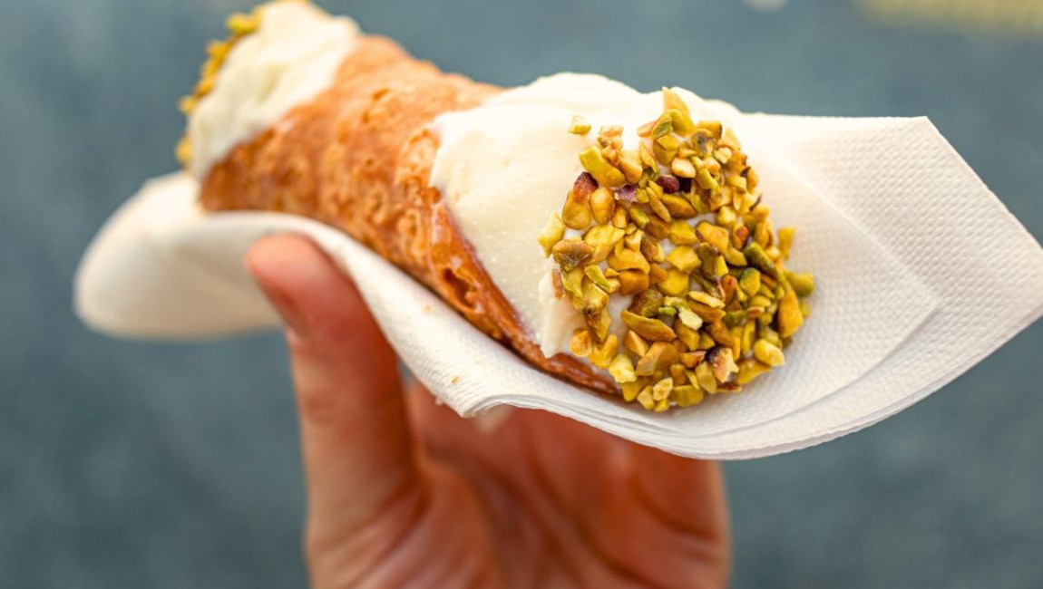 food,ingredient,cannoli,fast food,finger food,dessert,recipe,cone