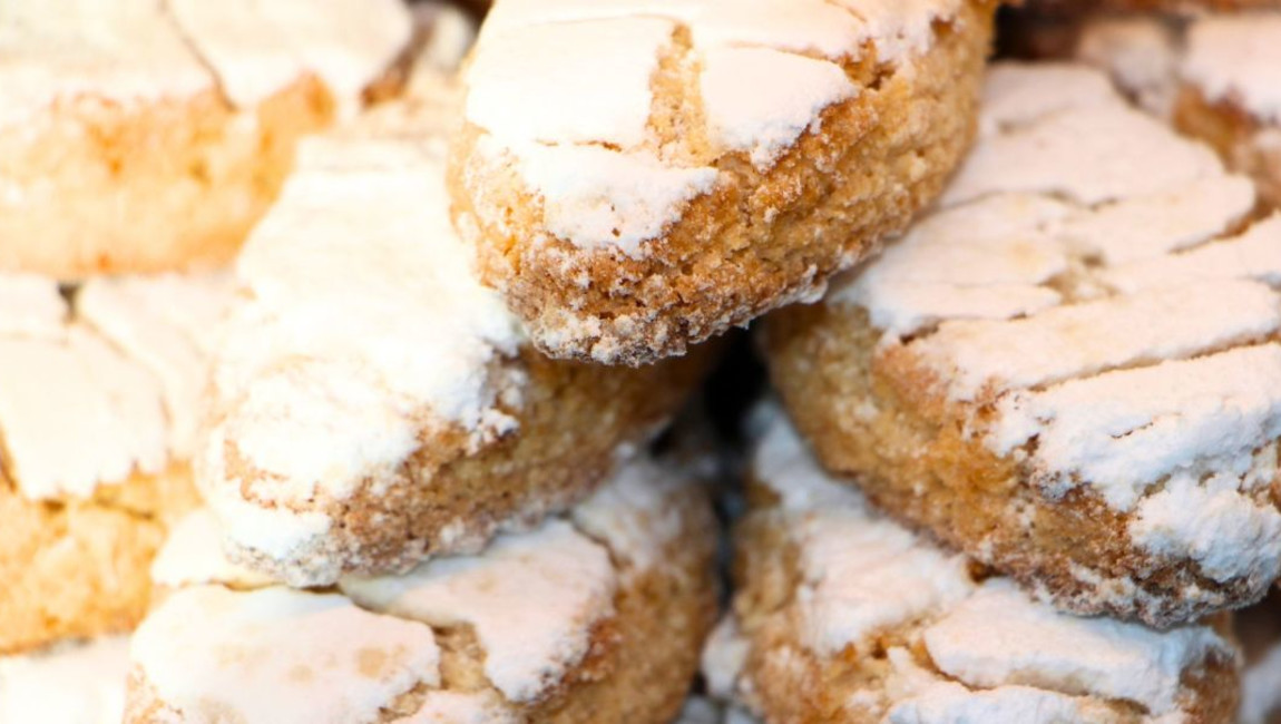 finger food,cookies and crackers,food,ingredient,dessert,bredele,baking,recipe,powdered sugar,cookie,biscuit,ricciarelli,gluten