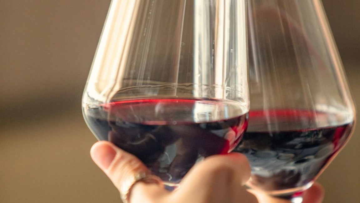 stemware,drinkware,tableware,alcoholic drink,wine glass,alcohol,barware,red wine,dessert wine,champagne glass,wine,glass,liquor,liquid,burgundy wine,grape juice,cocktail,wine tasting,crème de cassis,port wine