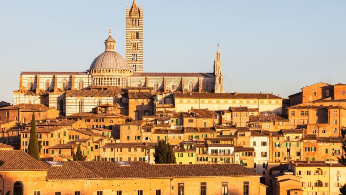 sky,daytime,building,city,urban area,facade,town,landmark,tower,spire,finial,dome,tourist attraction,metropolis,medieval architecture,steeple,classical architecture,byzantine architecture,basilica
