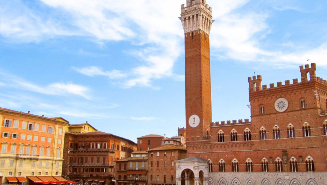 city,urban area,facade,clock tower,landmark,public space,tower,metropolitan area,tourist attraction,town square,metropolis,monument,mixed-use,medieval architecture,historic site,plaza,travel,classical architecture,palace