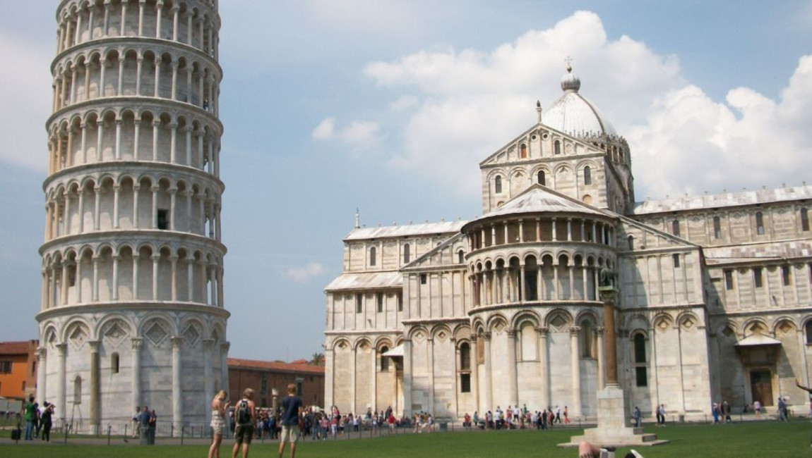landmark,tourist attraction,tower,dome,monument,classical architecture,finial,palace,medieval architecture,historic site,travel,byzantine architecture