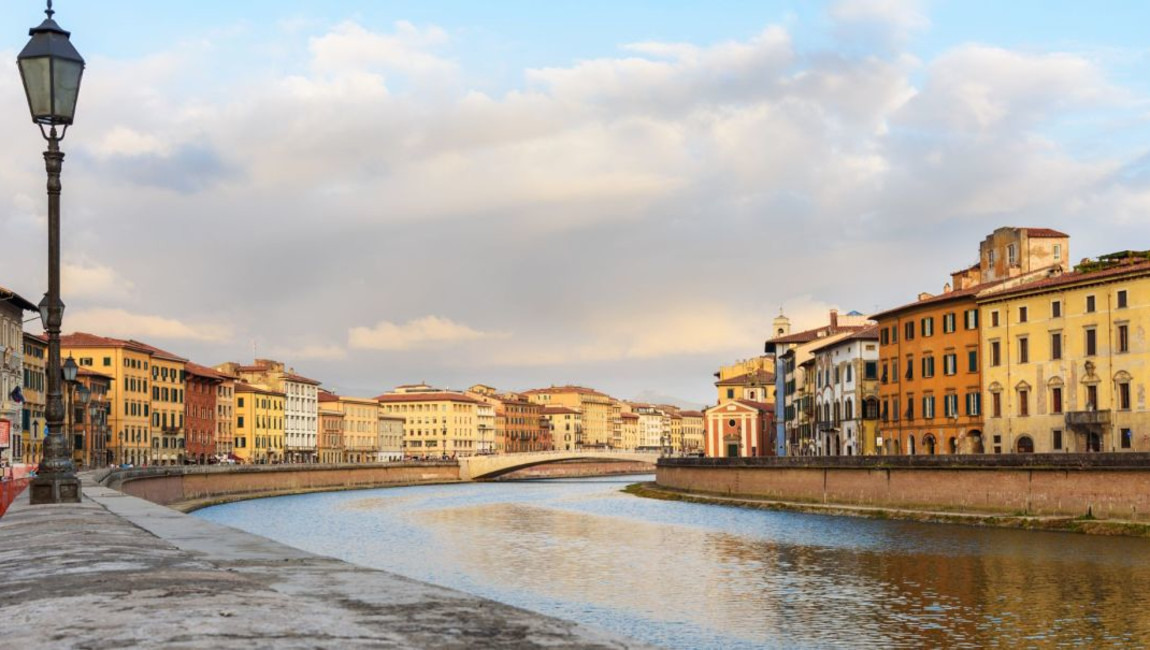 water,daytime,body of water,building,city,waterway,channel,canal,watercourse,urban area,architecture,neighbourhood,town,cloud,urban design,human settlement,reflection,bridge,morning,mixed-use,apartment,river,cumulus
