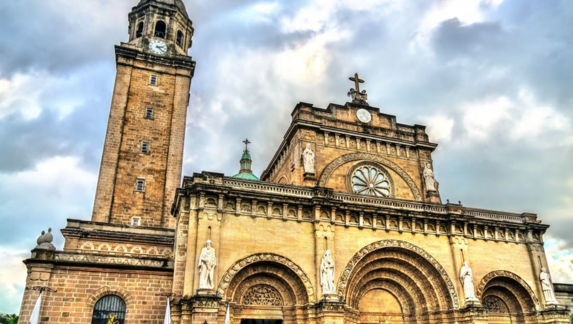 arch,facade,place of worship,landmark,church,tourist attraction,religious institute,medieval architecture,holy places,finial,historic site,classical architecture,tower,monument,basilica,chapel,cathedral