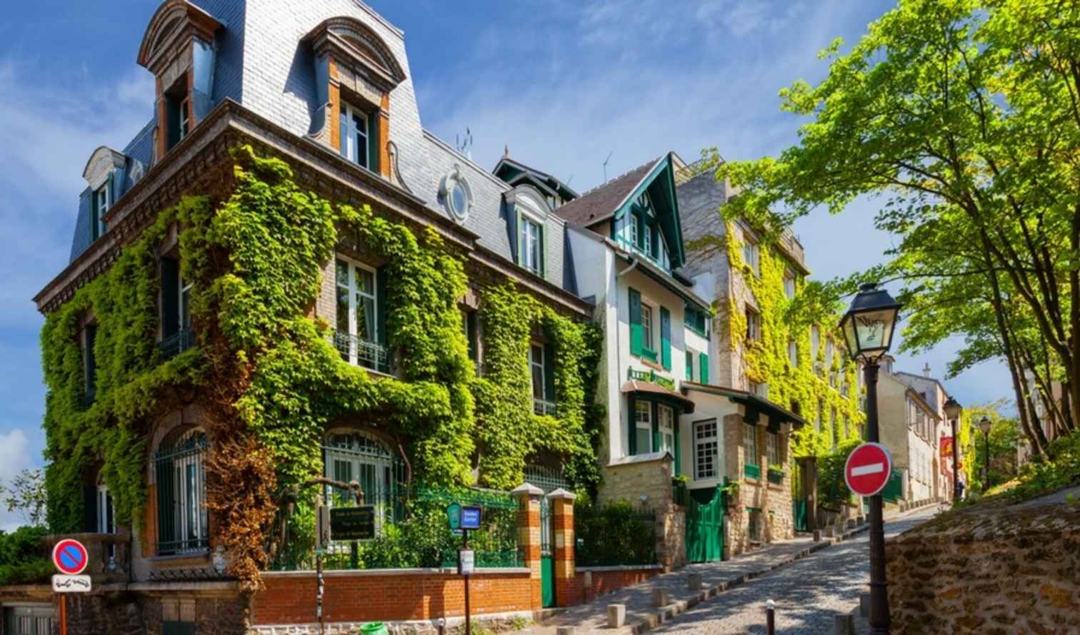 Ivy-covered building on Rue de l'Abreuvoir in Montmartre, Paris.