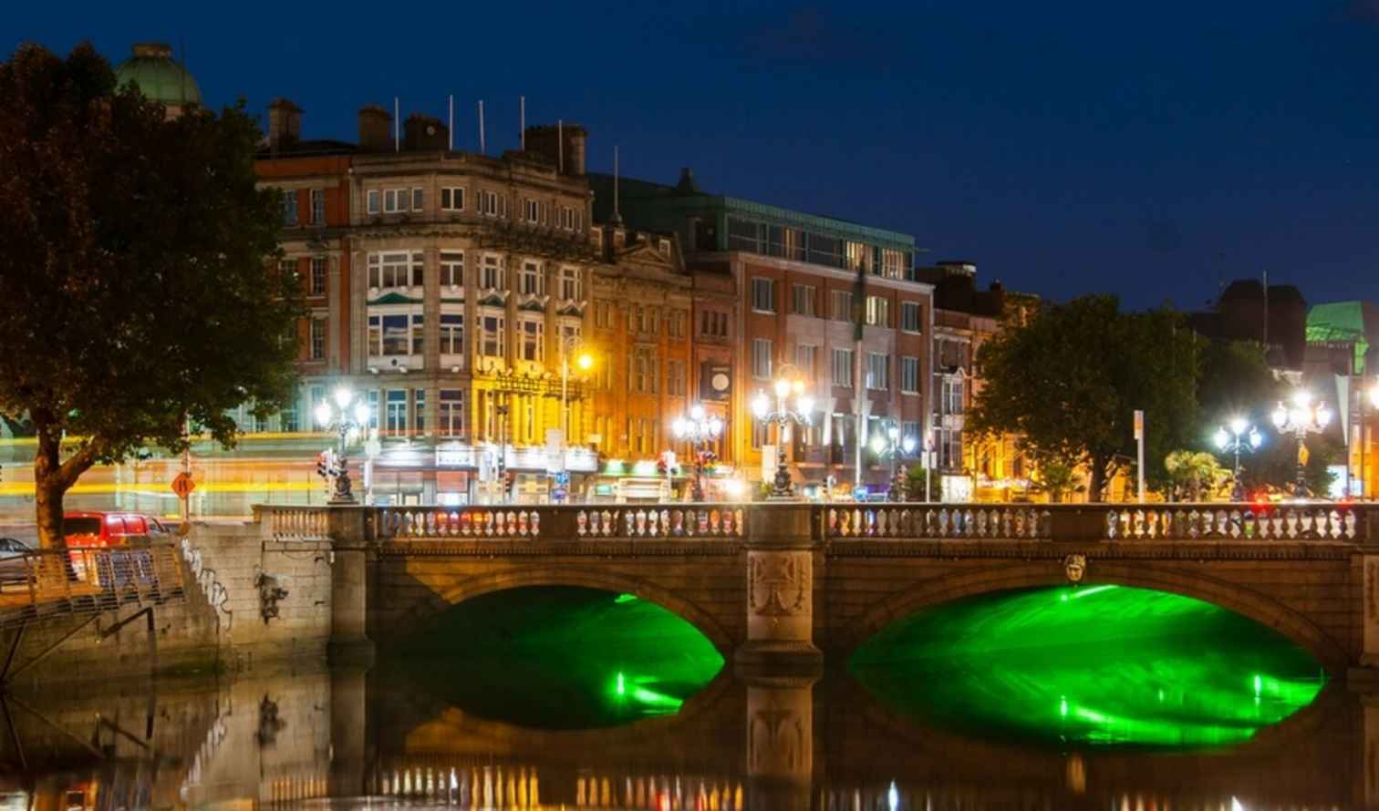 O'Connell Bridge illuminated at night in Dublin, Ireland.