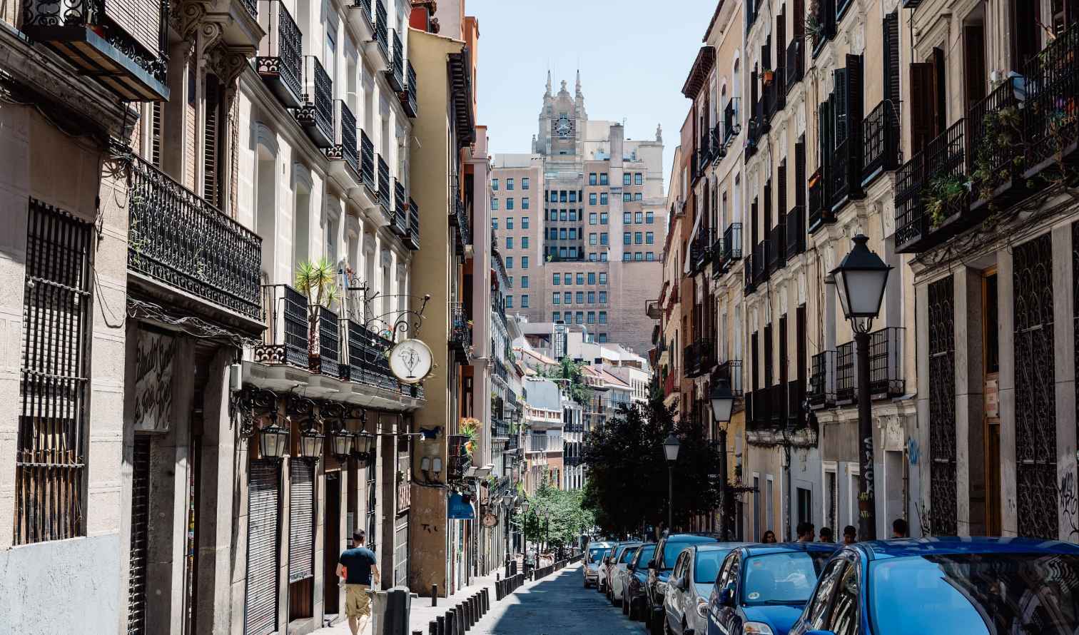 Street view of Calle de la Palma in Madrid with parked cars and buildings.