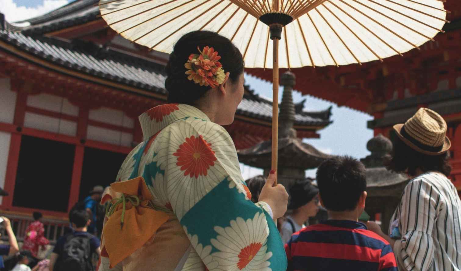 People in traditional attire at Kiyomizu-dera, Osaka