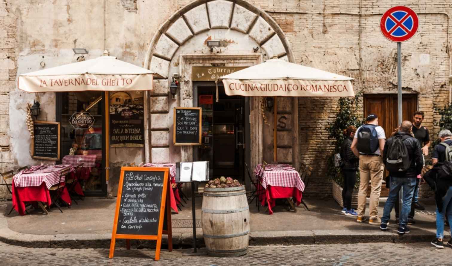 No parking sign near entrance of La Taverna del Ghetto in Rome.