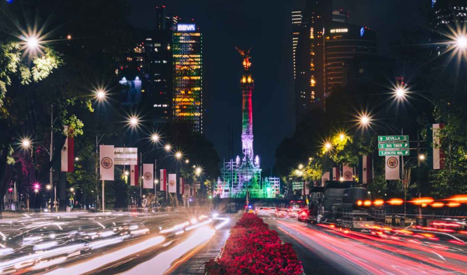 Night view of Angel of Independence on Paseo de la Reforma, Mexico City.